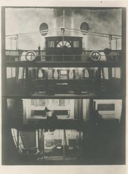 YE1932_08_PH001