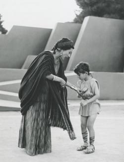 YE1957_08_PH019
