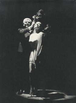 YE1975_10_PH001