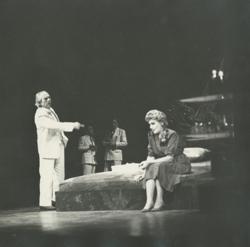 YE1984_11_PH011