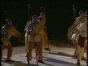 Πάροδος και φαλλική πομπτή (στ. 204-279), σύγκρουση (στ. 208-357), πορεία προς τον Αγώνα (στ. 358-489), ιαμβική συζυγία με αγωνιστικό περιεχόμενο (στ. 490-625), Παράβαση (στ. 626-664). 
